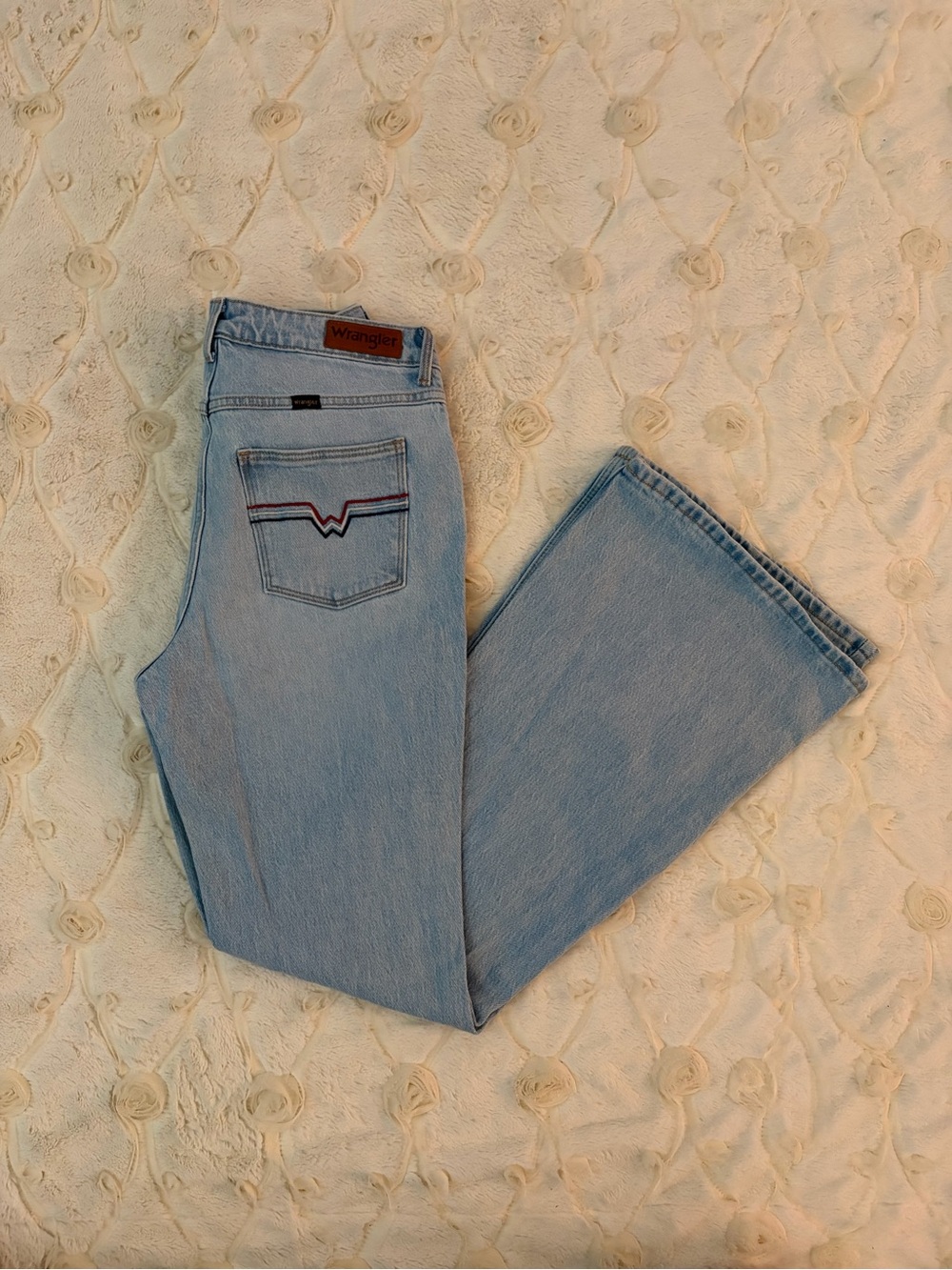 WRANGLER WOMEN'S FIERCE FLARE EMBROIDERED JEAN ❤️🤍💙 Light Wash High-Rise - Picture 3 of 7
